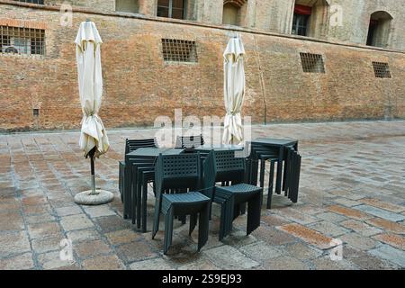 Street Cafe in bassa stagione in Street IV novembre a Bologna, Italia Foto Stock