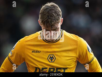 Wolverhampton, Inghilterra, 25 gennaio 2025. Jörgen Strand Larsen del Wolverhampton Wanderers, sostituito, infortunato, durante la partita di Premier League a Molineux, Wolverhampton. Credito immagine dovrebbe essere: Ian Stephen / Sportimage Foto Stock