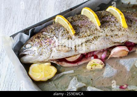 Trota arcobaleno al forno con limone. Cibo sano Foto Stock