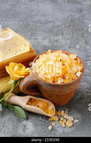 Pentola di sale marino giallo. Tempo per il centro benessere Foto Stock