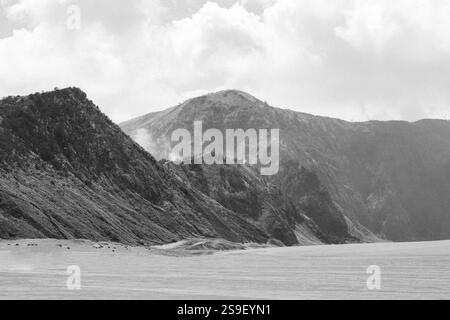 Vista in bianco e nero del Parco Nazionale di Bromo Tengger Semeru. Il cielo limpido illumina la cresta delle colline Foto Stock