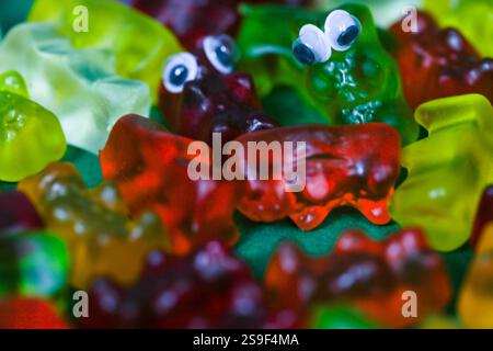 colorati orsi gommosi in una pila come sfondo, Foto Stock
