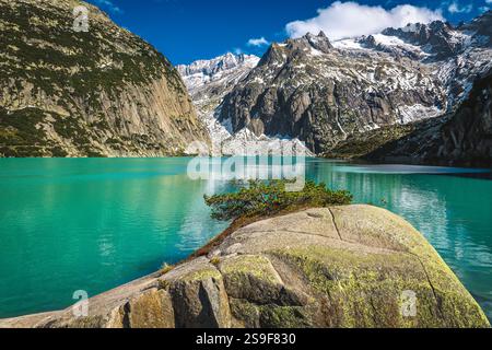 Maestoso lago alpino e vista fantastica con montagne innevate, lago Gelmersee, passo Grimsel, Oberland Bernese, Svizzera, Europa Foto Stock
