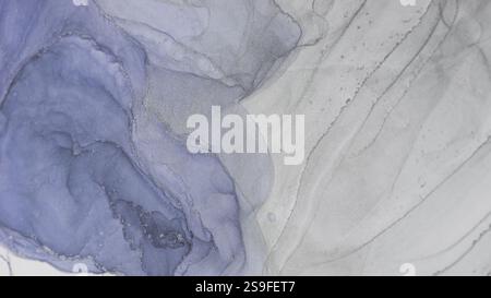 Elegante composizione astratta di inchiostro alcolico in sfumature di blu e grigio Foto Stock