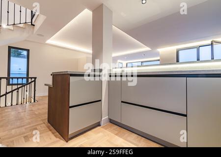 una cucina appena accessoriata in una lussuosa villa mediterranea in vendita Foto Stock