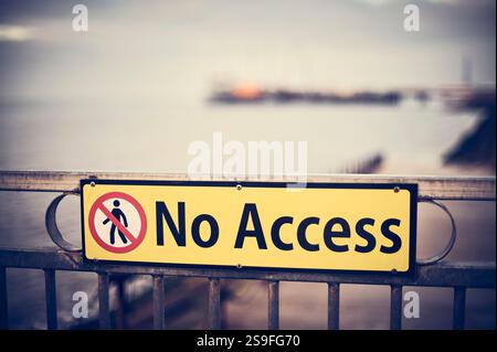 Non c'è accesso alla spiaggia con l'alta marea a Blackpool, regno unito Foto Stock