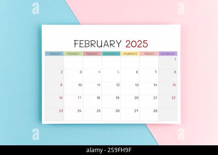 Pagina del calendario di febbraio 2025 su sfondo blu e rosa. Foto Stock