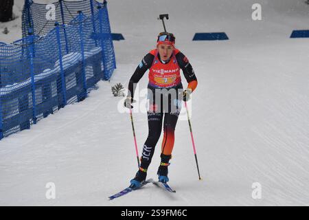 Anterselva, Italia. 26 gennaio 2025. ANTERSELVA, ITALIA - GENNAIO 26: La tedesca Julia Kink gareggia durante la staffetta femminile 4x6km della IBU World Cup Biathlon Anterselva il 26 gennaio 2025 ad Anterselva, Italia.250126 SEPA 24 053 - 20250126 PD6251 credito: APA-PictureDesk/Alamy Live News Foto Stock