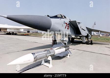Un caccia intercettore supersonico Mikoyan-Gurevich MIG-25 Foxbat dell'Aeronautica sovietica, in mostra statica durante lo show aereo internazionale di Mosca presso il Zhukovsky Flight Centre, 11 agosto 1992 a Zhukovsky, Oblast di Mosca, Russia. Foto Stock
