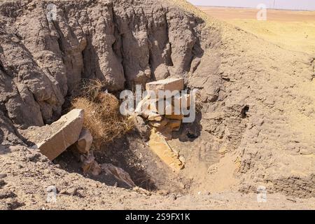 Egitto, Meidum, la cappella di Itet fa parte della mastaba di Nefermaat (suo marito), non lontano dalla piramide del re Snefru: Veduta dall'alto. Foto Stock