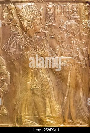 Egitto, tesoro del re Tutankhamon, lato sinistro del naos dorato, registro superiore. Foto Stock