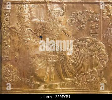 Egitto, tesoro del re Tutankhamon, lato sinistro del naos dorato, registro superiore: Caccia con bastoni da lancio. Foto Stock