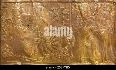Egitto, tesoro del re Tutankhamon, lato sinistro del naos dorato, registro superiore. Foto Stock