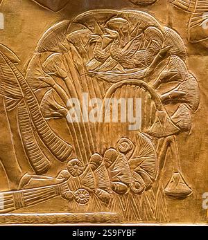 Egitto, tesoro del re Tutankhamon, lato sinistro del naos dorato, registro superiore: Uccelli nel nido. Foto Stock