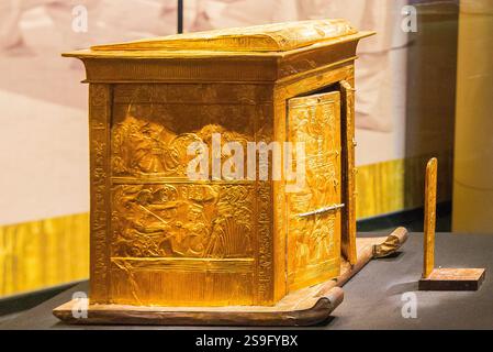Egitto, tesoro del re Tutankhamon, il lato sinistro del naos dorato e il piedistallo della statua. Foto Stock