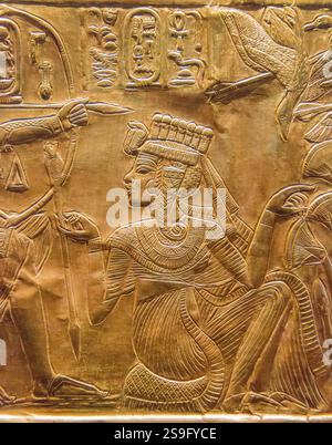 Egitto, tesoro del re Tutankhamon, lato sinistro del naos dorato, registro inferiore: Caccia uccelli, la regina dà le frecce. Foto Stock