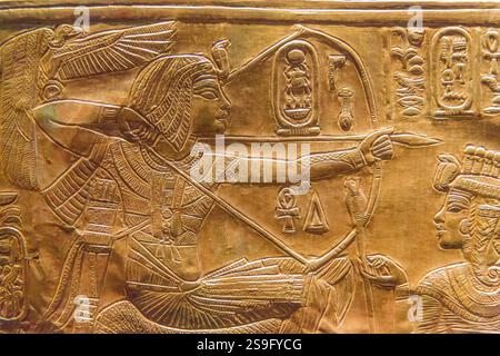 Egitto, tesoro del re Tutankhamon, lato sinistro del naos dorato, registro inferiore: Caccia agli uccelli con un arco. Foto Stock