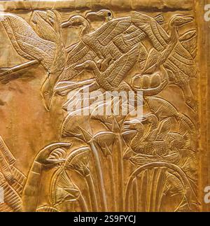 Egitto, tesoro del re Tutankhamon, lato sinistro del naos dorato, registro inferiore: Uccelli cacciati nelle paludi di papiro. Foto Stock