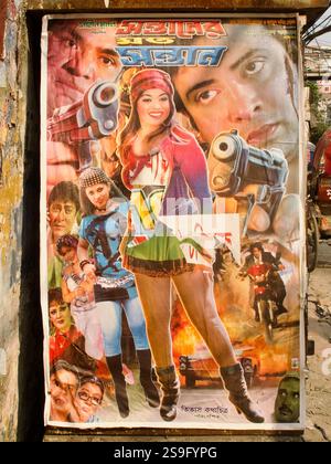 Colorato poster del film d'azione di Dhallywood in una strada di Dacca in Bangladesh, con personaggi drammatici e intense scene di combattimento a fuoco. Foto Stock