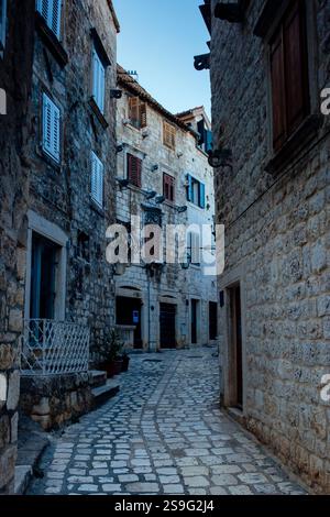 Strade acciottolate e vecchi edifici della città vecchia di Hvar, Croazia Foto Stock