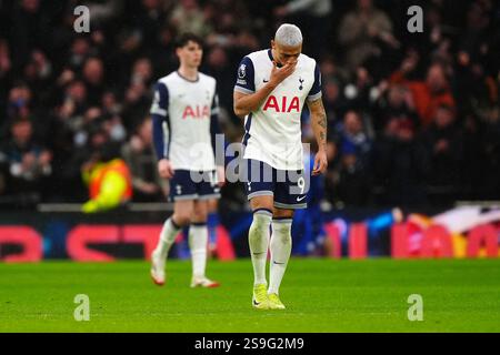 Richarlison (a destra) del Tottenham Hotspur reagisce dopo che Bilal El Khannouss del Leicester City (non nella foto) segna il secondo gol della squadra durante la partita di Premier League al Tottenham Hotspur Stadium di Londra. Data foto: Domenica 26 gennaio 2025. Foto Stock