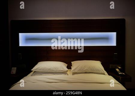 Interni dal design minimalista con linee pulite e illuminazione soffusa Foto Stock