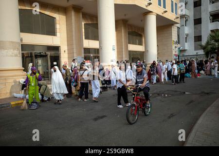 La Mecca, Arabia Saudita - 12 giugno 2024: Persone che vendono molti prodotti di fronte all'hotel a Mecca, Arabia Saudita durante la stagione hajj. Foto Stock