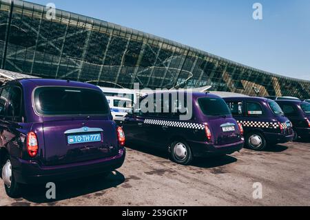 Baku, Azerbaigian, agosto 2016, taxi viola parcheggiati all'aeroporto internazionale Heydar Aliyev Foto Stock