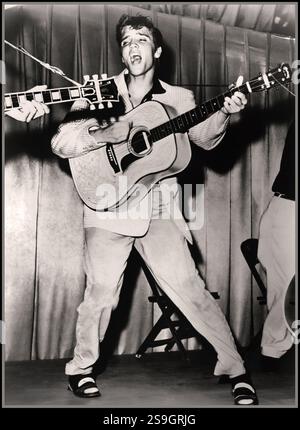 ELVIS PRESLEY cantante rock and roll un giovane Elvis Presley si esibisce sul palco con la sua chitarra acustica il 31 luglio 1955 Fort Homer Hesterly Armory, Tampa, Florida USA Foto Stock