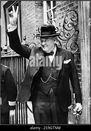 Winston Churchill "V FOR VICTORY SIGN", primo ministro britannico, leader ispiratore della seconda guerra mondiale a Downing Street, ha dato il suo famoso cartello "V" for Victory con il suo caratteristico cappello Homburg, durante la seconda guerra mondiale, preso il 5 giugno 1943, 10 Downing Street Londra Regno Unito Foto Stock