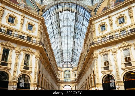 Vista interna della storica Galleria Vittorio Emanuele II con architettura ornamentale, soffitto in vetro e dettagli intricati. La simmetria evidenzia l'eleganza d Foto Stock