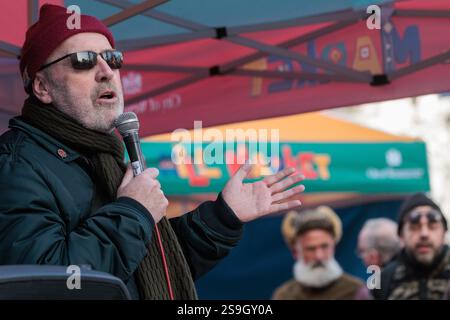 Londra, Regno Unito. 25 gennaio 2025. La guida del tour Aidan McManus parla durante un evento a Maida Hill organizzato dal Westminster City Council per celebrare la vita di Joe Strummer, il paroliere principale, cantante e chitarrista ritmico dei Clash. Una pietra all'incrocio tra Elgin Avenue e Walterton Road, dove Strummer viveva in uno squat al n. 101 dopo di che la sua band The 101ers prese il nome, fu svelata durante l'evento. Crediti: Mark Kerrison/Alamy Live News Foto Stock