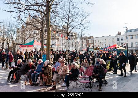 Londra, Regno Unito. 25 gennaio 2025. Gli ospiti vengono ritratti in un evento a Maida Hill organizzato dal Westminster City Council per celebrare la vita di Joe Strummer, il paroliere principale, cantante e chitarrista ritmico dei Clash. Una pietra all'incrocio tra Elgin Avenue e Walterton Road, dove Strummer viveva in uno squat al n. 101 dopo di che la sua band The 101ers prese il nome, fu svelata durante l'evento. Crediti: Mark Kerrison/Alamy Live News Foto Stock