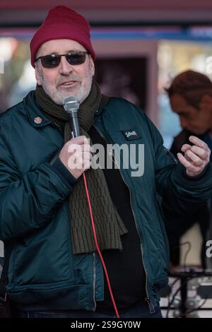 Londra, Regno Unito. 25 gennaio 2025. La guida del tour Aidan McManus parla durante un evento a Maida Hill organizzato dal Westminster City Council per celebrare la vita di Joe Strummer, il paroliere principale, cantante e chitarrista ritmico dei Clash. Una pietra all'incrocio tra Elgin Avenue e Walterton Road, dove Strummer viveva in uno squat al n. 101 dopo di che la sua band The 101ers prese il nome, fu svelata durante l'evento. Crediti: Mark Kerrison/Alamy Live News Foto Stock