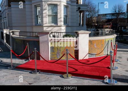 Londra, Regno Unito. 25 gennaio 2025. Una ringhiera in corda è raffigurata intorno a un'area di Red carpet prima della presentazione di una pietra legacy per celebrare la vita di Joe Strummer, il paroliere principale, cantante e chitarrista ritmico dei Clash. La pietra si trova a Maida Hill, all'incrocio tra Elgin Avenue e Walterton Road, dove Strummer viveva in uno squat al n. 101 da cui prende il nome la sua band The 101ers. Crediti: Mark Kerrison/Alamy Live News Foto Stock