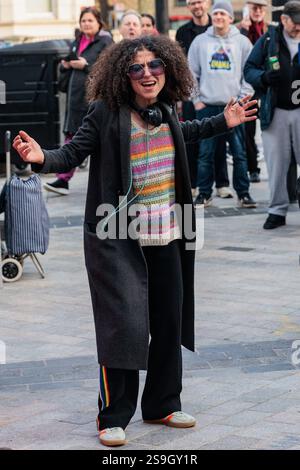 Londra, Regno Unito. 25 gennaio 2025. Un ospite gode di un evento a Maida Hill organizzato dal Westminster City Council per celebrare la vita di Joe Strummer, il principale paroliere, cantante e chitarrista ritmico dei Clash. Una pietra all'incrocio tra Elgin Avenue e Walterton Road, dove Strummer viveva in uno squat al n. 101 dopo di che la sua band The 101ers prese il nome, fu svelata durante l'evento. Crediti: Mark Kerrison/Alamy Live News Foto Stock