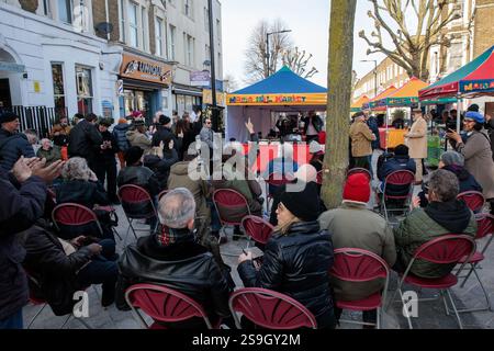 Londra, Regno Unito. 25 gennaio 2025. Gli ospiti vengono fotografati durante un evento a Maida Hill organizzato dal Westminster City Council per celebrare la vita di Joe Strummer, il paroliere principale, cantante e chitarrista ritmico dei Clash. Una pietra all'incrocio tra Elgin Avenue e Walterton Road, dove Strummer viveva in uno squat al n. 101 dopo di che la sua band The 101ers prese il nome, fu svelata durante l'evento. Crediti: Mark Kerrison/Alamy Live News Foto Stock