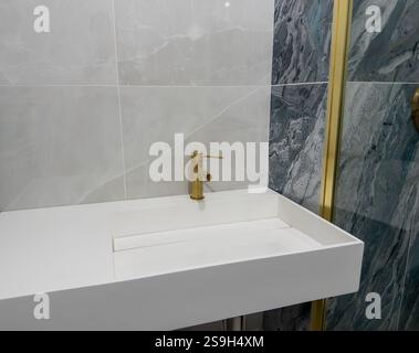 Bagno dal design moderno ed elegante con lavandino e rubinetto elegante Foto Stock