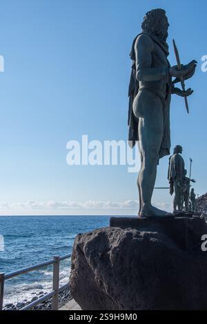 Candelaria, Spagna 12 settembre 2023, le statue "Estatuas de los Menceyes" sul lungomare di Candelaria Foto Stock