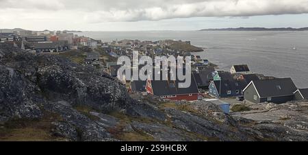 Vista su Nuuk, capitale della Groenlandia, Danimarca, regioni polari. Paesaggio cittadino di Nuuk Foto Stock