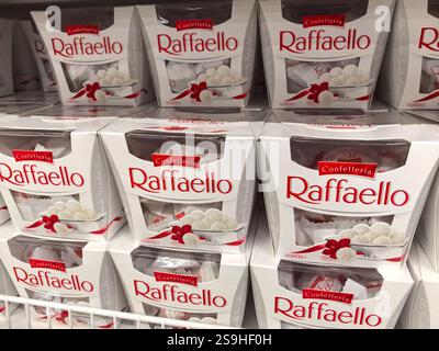 Bobruisk, Bielorussia - 21 gennaio 2025: File di scatole bianche di neve presentano un assortimento di deliziose prelibatezze che invitano gli acquirenti a viziarsi. Pacchetto luminoso Foto Stock