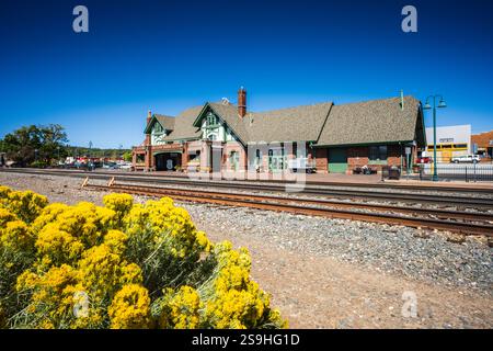 Flagstaff, Arizona USA - 6 settembre 2020: La stazione Amtrak di Flagstaff, che funge anche da centro visitatori, è una storica stazione ferroviaria lungo la Route 66. Foto Stock