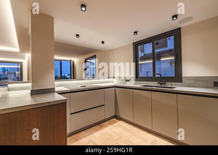 un'immagine di una cucina appena accessoriata in una lussuosa villa mediterranea Foto Stock