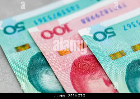 Soldi Cina. Banconote cinesi da 50 e 100 yuan. Concetto finanziario Foto Stock