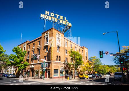 Flagstaff, Arizona USA - 6 settembre 2020: Considerato infestato dai fantasmi, lo storico Hotel Monte Vista è vicino a tutte le attrazioni del centro di Flagstaff. Foto Stock