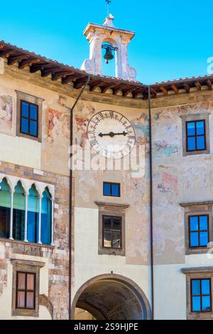Il Palazzo dell'Orologio di Pisa è un edificio storico situato in Piazza dei Cavalieri, notevole per il suo orologio centrale e l'arco rinascimentale Foto Stock