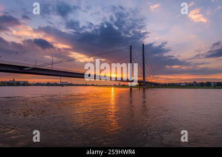 Vista del tramonto a Dusseldorf, Germania Foto Stock