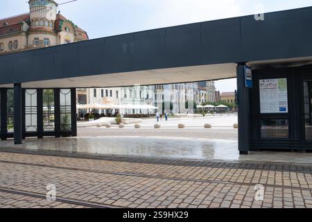 Stazione del tram vuota nella Union Square della città di Oradea, Romania Foto Stock