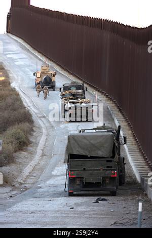 San Ysidro, Stati Uniti. 23 gennaio 2025. US Marines con il 1st Combat Engineer Battalion, 1st Marine Division, pattuglia in veicoli tattici mentre dispiegano filo a fisarmonica per rafforzare il muro di confine, 23 gennaio 2025 vicino a San Ysidro, California. STATI UNITI Il presidente Donald Trump ha chiesto alle forze armate di sostenere la sicurezza interna nel garantire il confine meridionale. Crediti: CPL. Logan Courtright/U. S Air Force/Alamy Live News Foto Stock