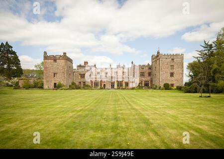 Lake District, Regno Unito - 23 aprile 2024. Esterno del castello di Muncaster, Lake District, Cumbria, Regno Unito Foto Stock